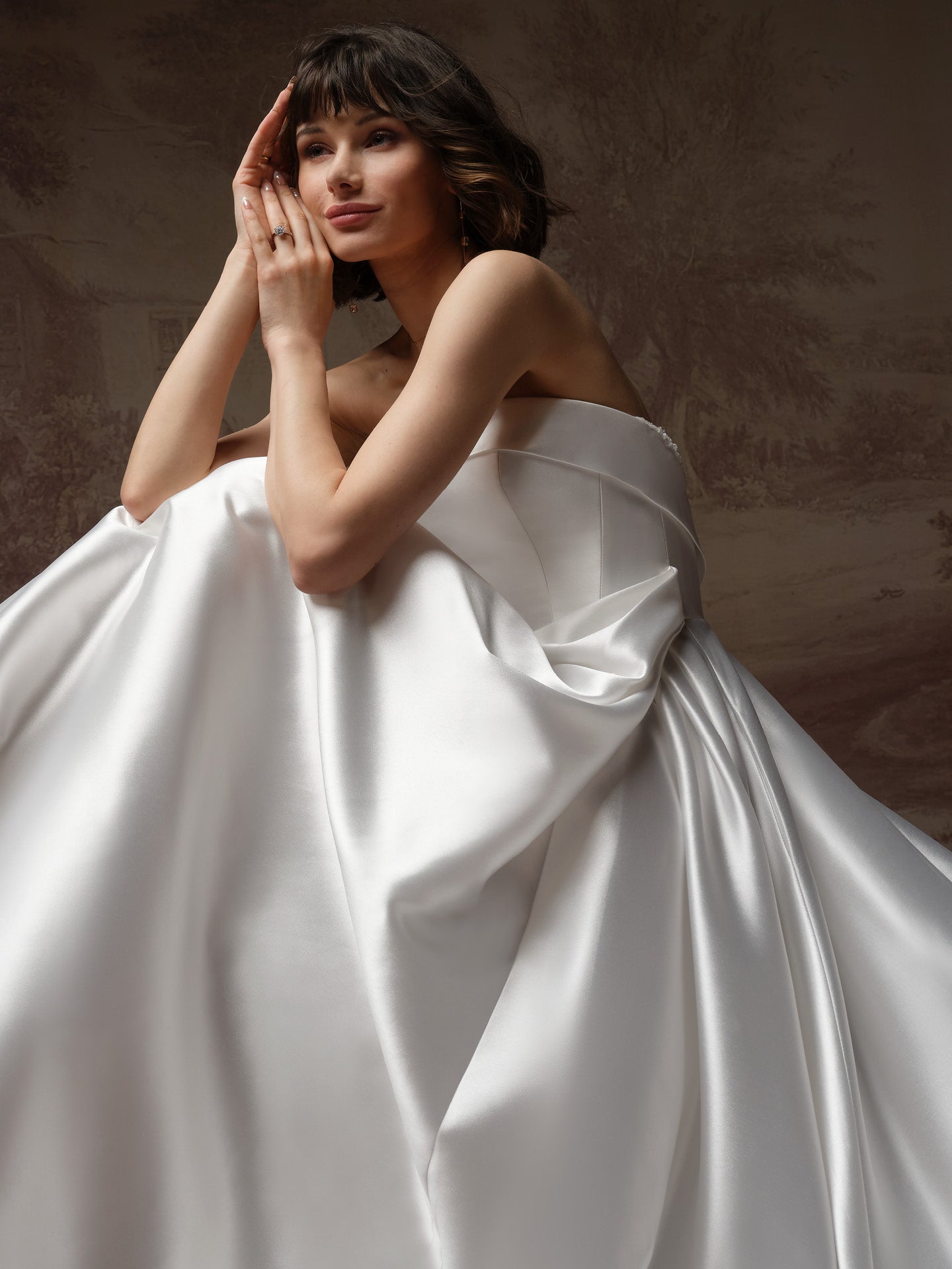 satin brudejole a-line skørt Basque waist talje draperinger stropløs maggie sottero hos Maison Lou bridal atelier i køge.