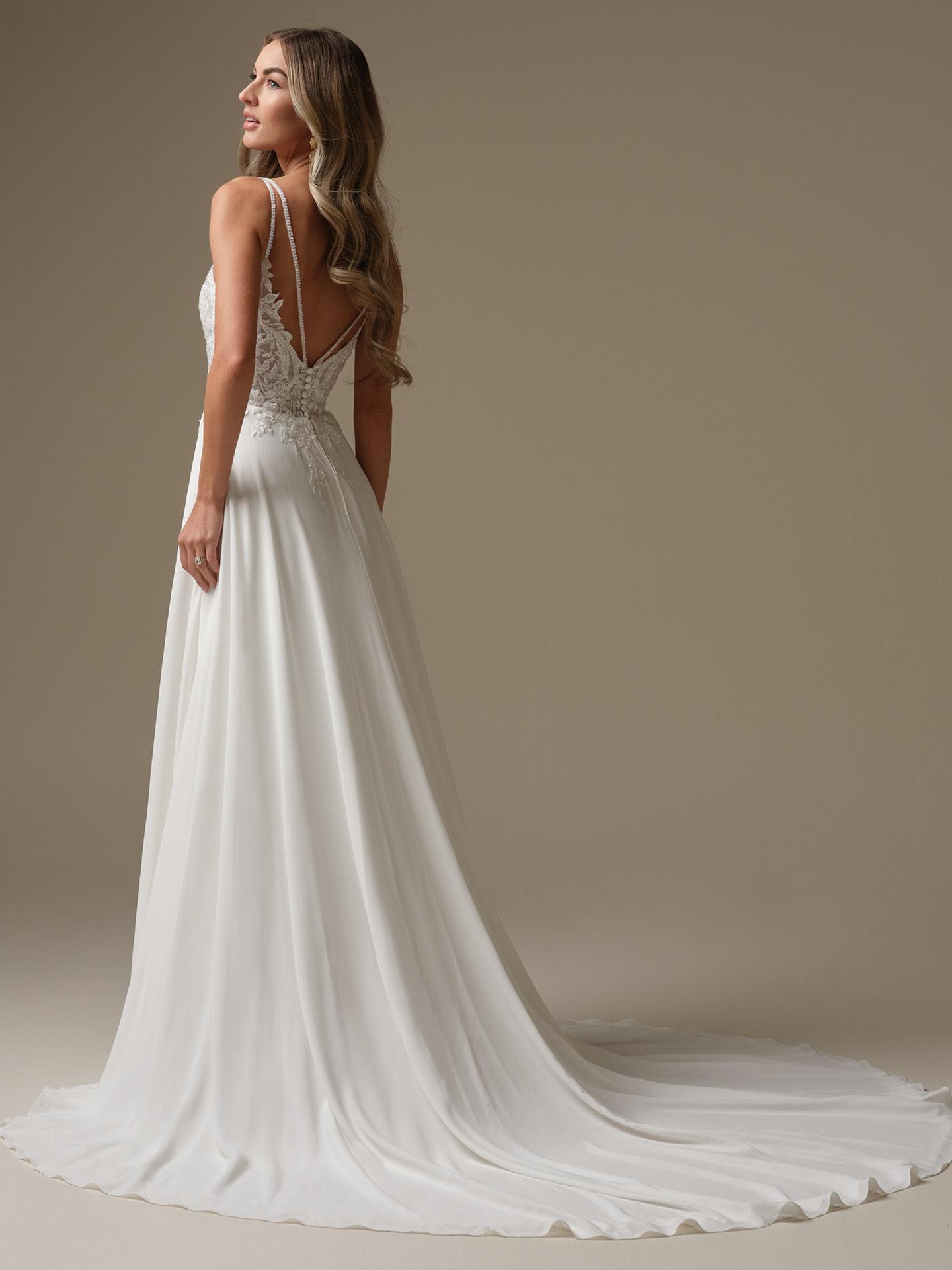 Chiffonbrudekjole blonder a-line firkantet udskæring skørt dyb ryg hos Maison Lou bridal atelier i køge sjælland danmarks bedste brudebutik. 