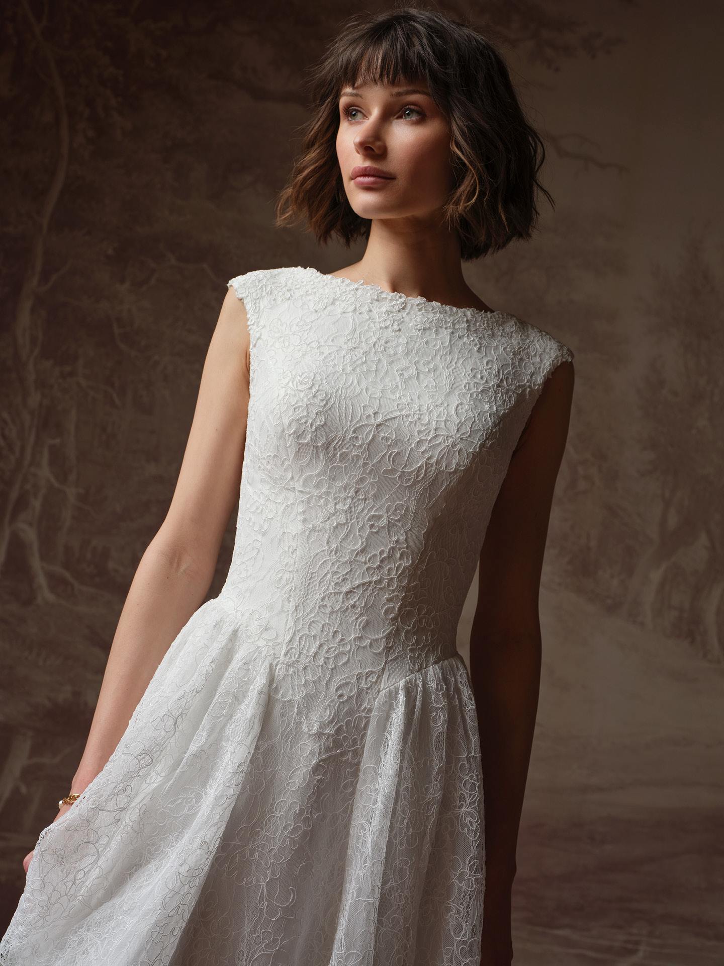 blondekjole chantilly blonde bådudskæring a-line skirt Basque talje hos Maison Lou bridal atelier i køge sjælland danmarks bedste brudebutik. 