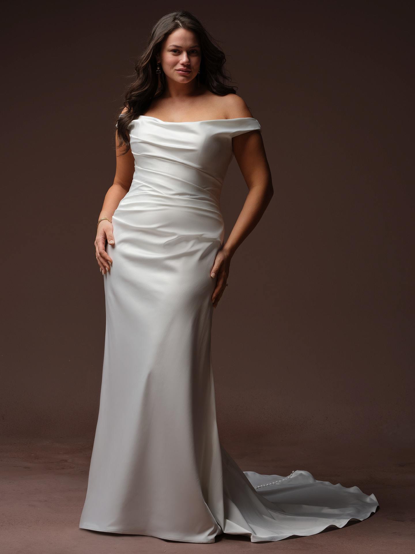 Satinbrudekjole tætsiddende havfrue mermaid corsage draperinger fit and flare off shoulder hos Maison Lou bridal atelier I køge sjælland danmarks bedste brudekjolebutik. 
