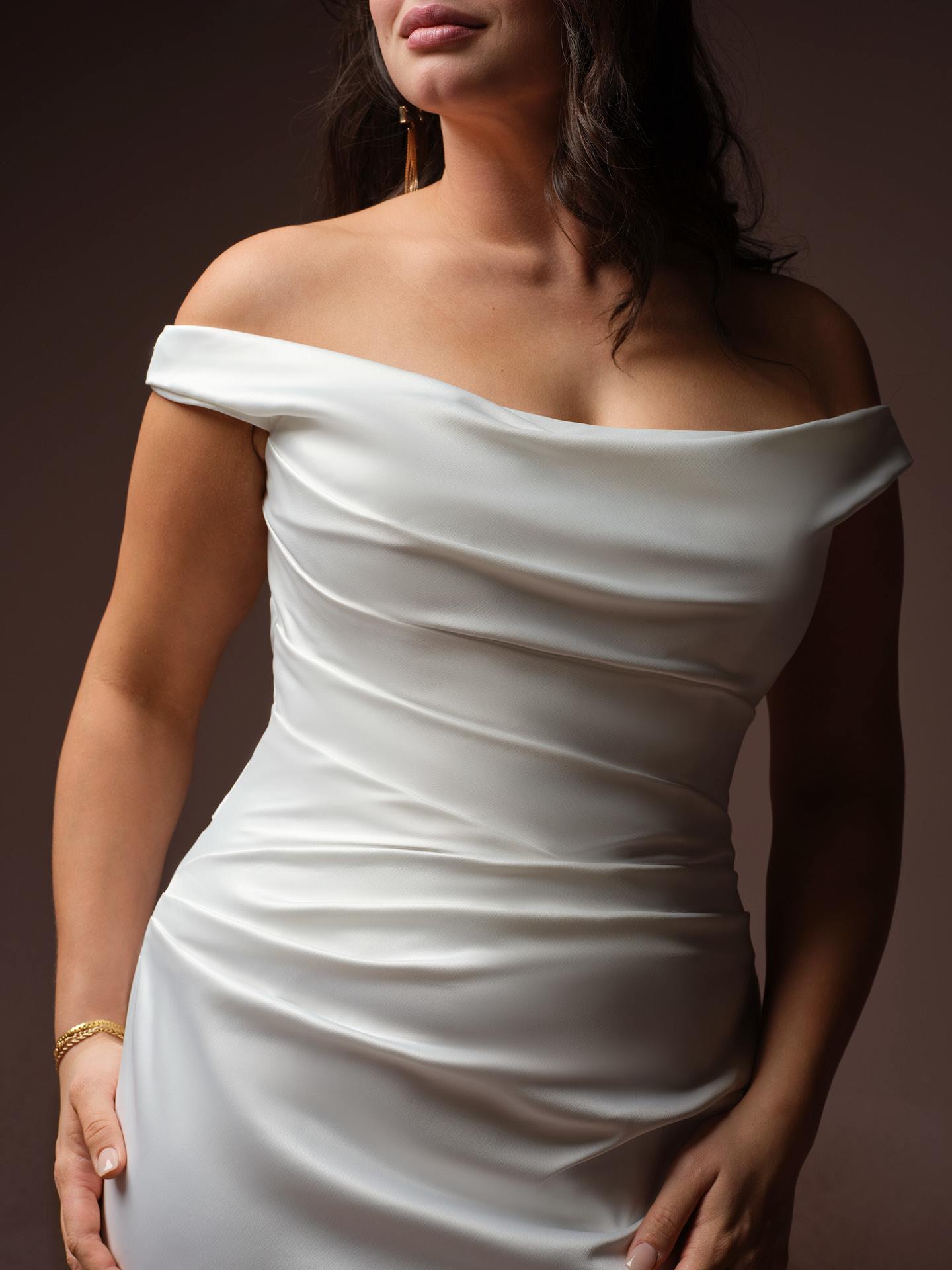 Satinbrudekjole tætsiddende havfrue mermaid corsage draperinger fit and flare off shoulder hos Maison Lou bridal atelier I køge sjælland danmarks bedste brudekjolebutik. 
