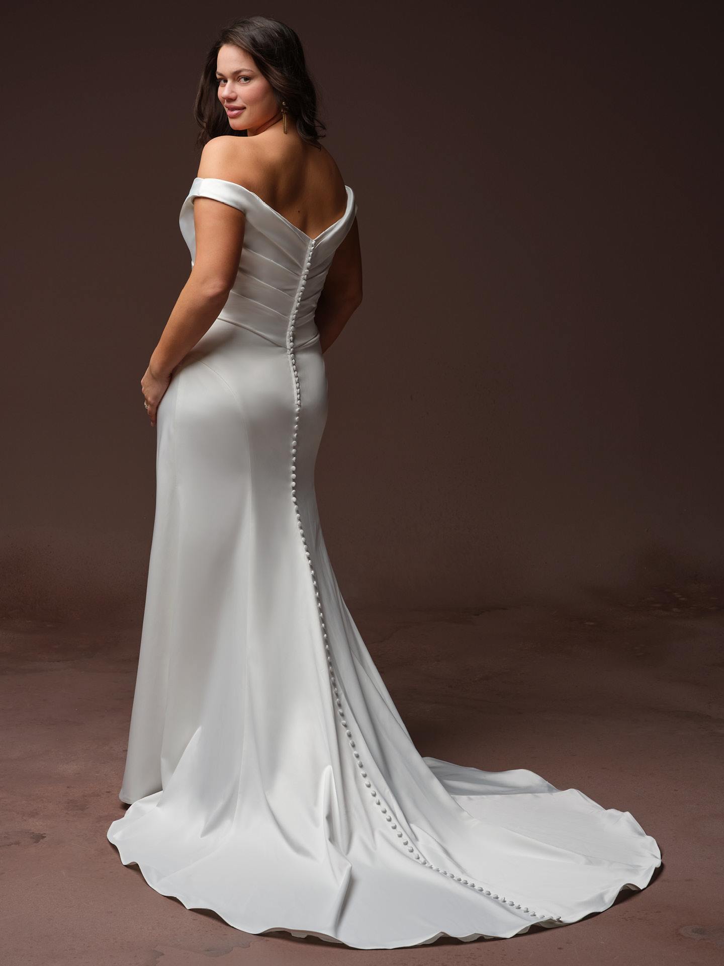 Satinbrudekjole tætsiddende havfrue mermaid corsage draperinger fit and flare off shoulder hos Maison Lou bridal atelier I køge sjælland danmarks bedste brudekjolebutik. 