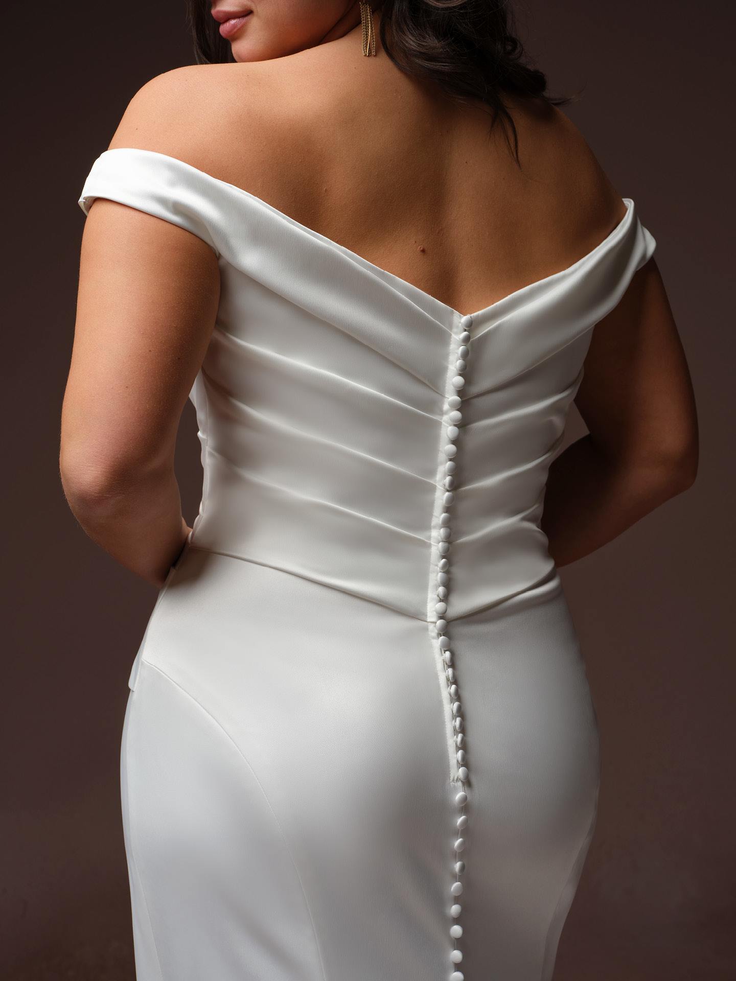 Satinbrudekjole tætsiddende havfrue mermaid corsage draperinger fit and flare off shoulder hos Maison Lou bridal atelier I køge sjælland danmarks bedste brudekjolebutik. 