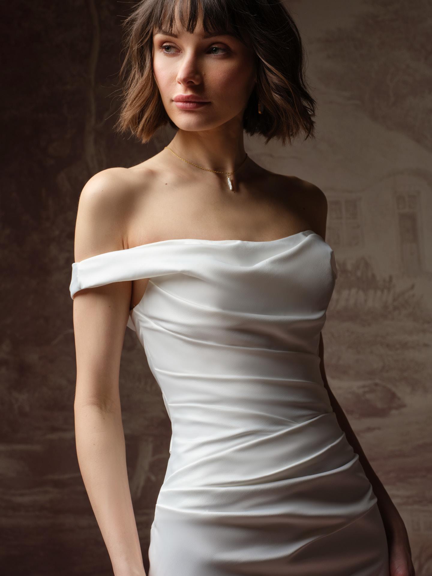 Satinbrudekjole tætsiddende havfrue mermaid corsage draperinger fit and flare off shoulder hos Maison Lou bridal atelier I køge sjælland danmarks bedste brudekjolebutik. 