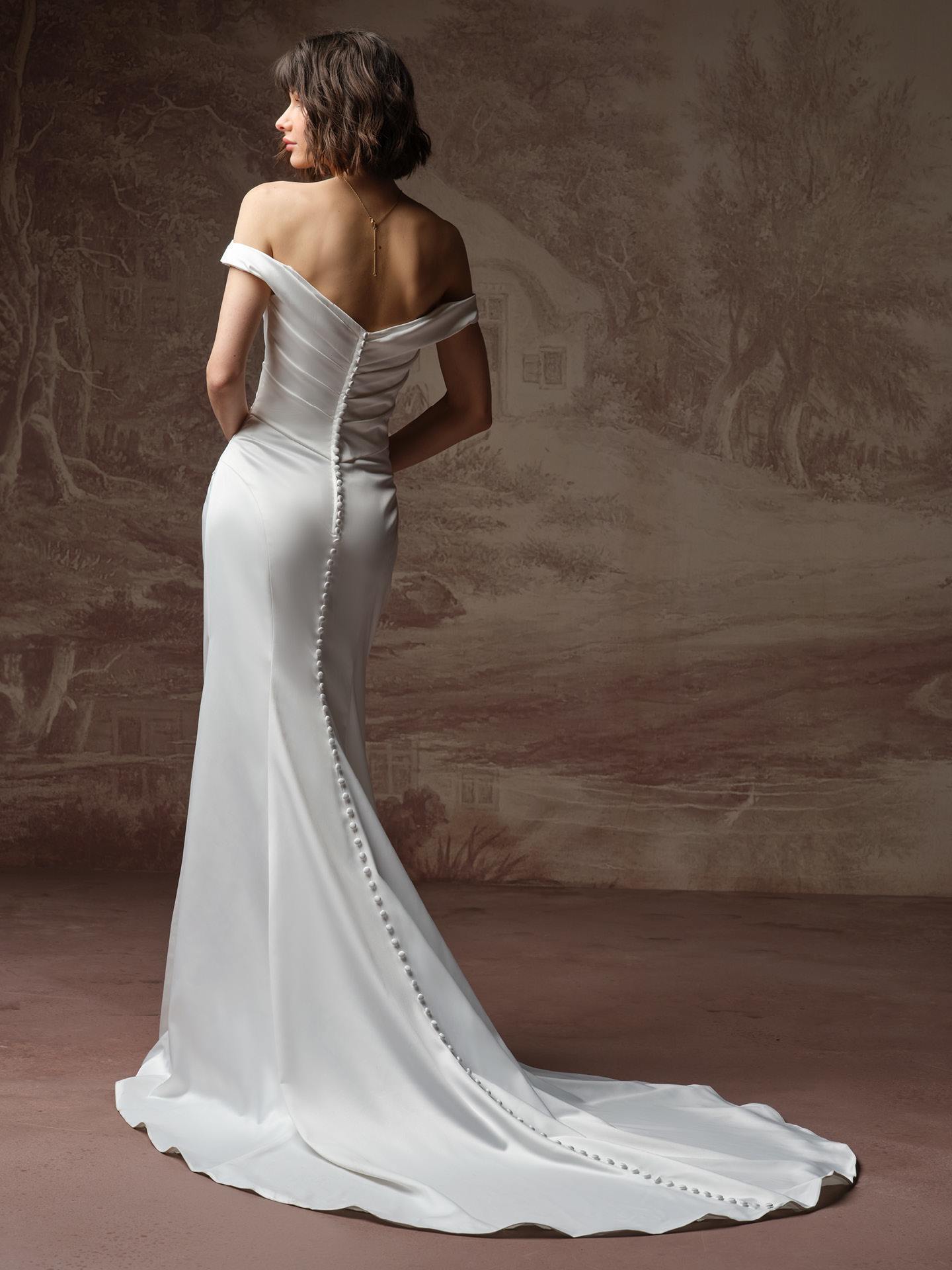Satinbrudekjole tætsiddende havfrue mermaid corsage draperinger fit and flare off shoulder hos Maison Lou bridal atelier I køge sjælland danmarks bedste brudekjolebutik. 