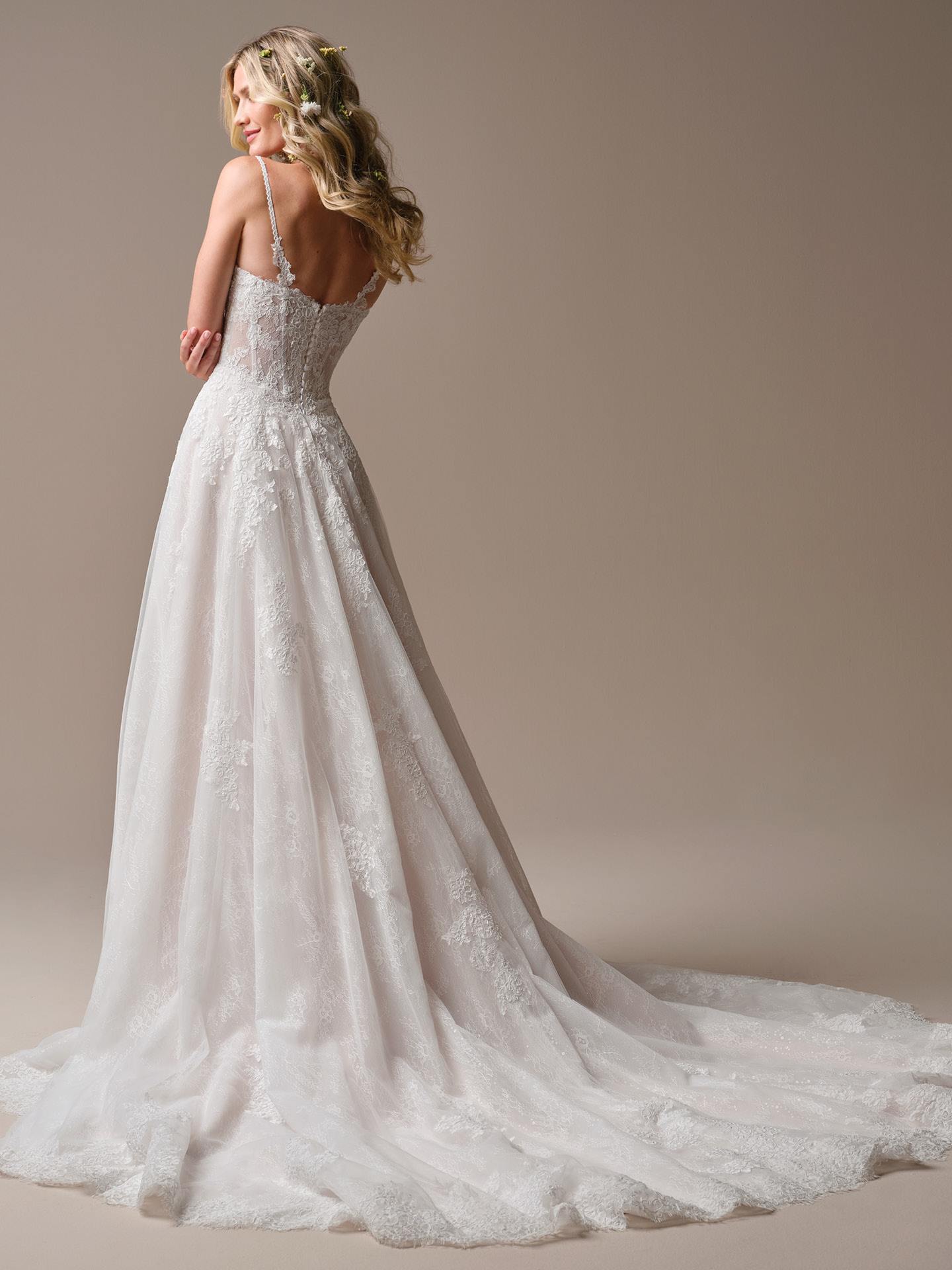 Blondebrudekjole esmeralda maggie sotteri a-line skørt bløde chantilly blonder corsage hos Maison Lou bridal atelier i køge, sjælland danmarks bedste brudekjolebutik. 