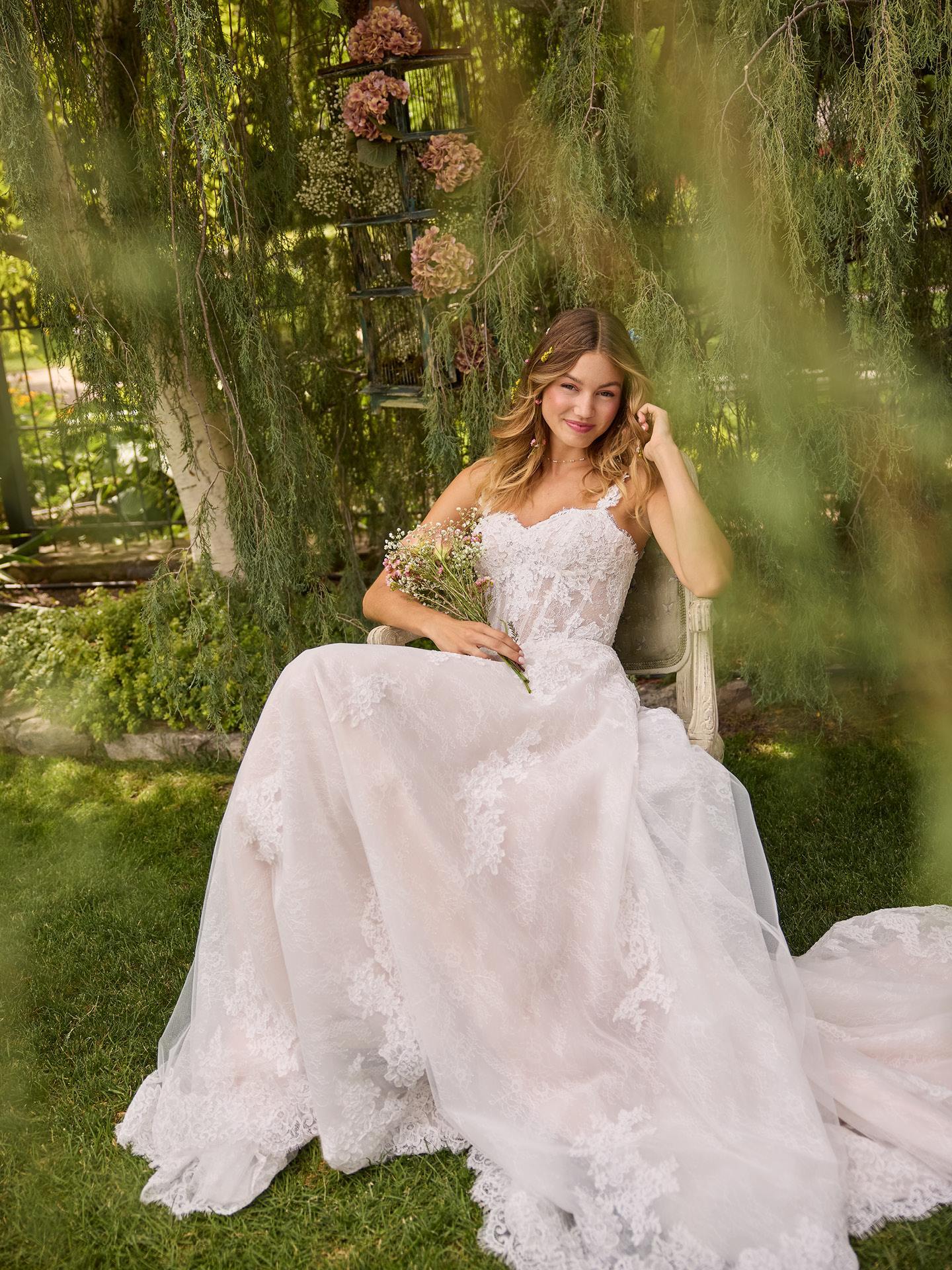 Blondebrudekjole esmeralda maggie sotteri a-line skørt bløde chantilly blonder corsage hos Maison Lou bridal atelier i køge, sjælland danmarks bedste brudekjolebutik. 