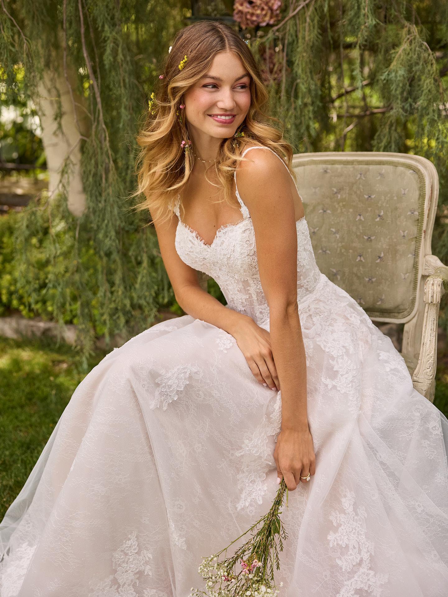 Blondebrudekjole esmeralda maggie sotteri a-line skørt bløde chantilly blonder corsage hos Maison Lou bridal atelier i køge, sjælland danmarks bedste brudekjolebutik. 