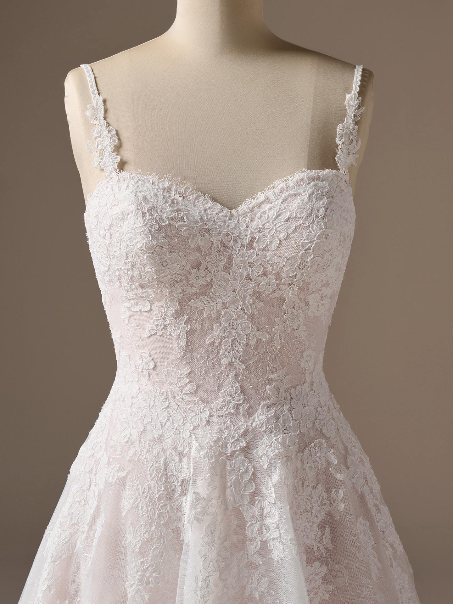 Blondebrudekjole esmeralda maggie sotteri a-line skørt bløde chantilly blonder corsage hos Maison Lou bridal atelier i køge, sjælland danmarks bedste brudekjolebutik. 