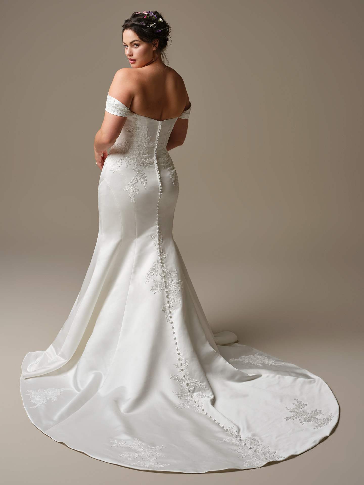 tætsiddende brudekjole Miley maggie sottero havfrue mermaid blonder og satin hos Maison Lou bridal atelier, køge, sjælland, danmarks bedste brudekjolebutik. 