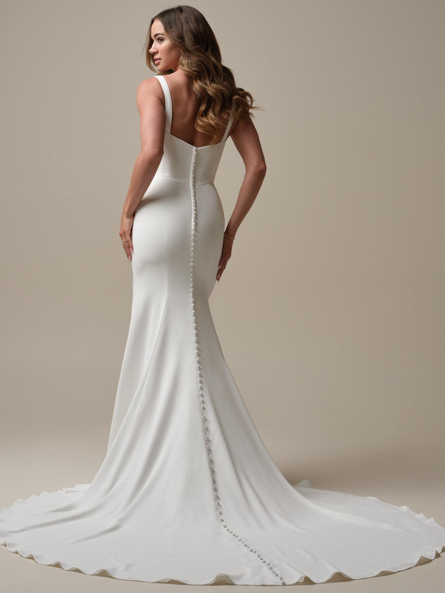 tætsiddende brudekjole med corsage og draperinger dyb ryg hos Maison Lou bridal atelier, køge sjælland, danmarks bedste brudekjolebutik. 
