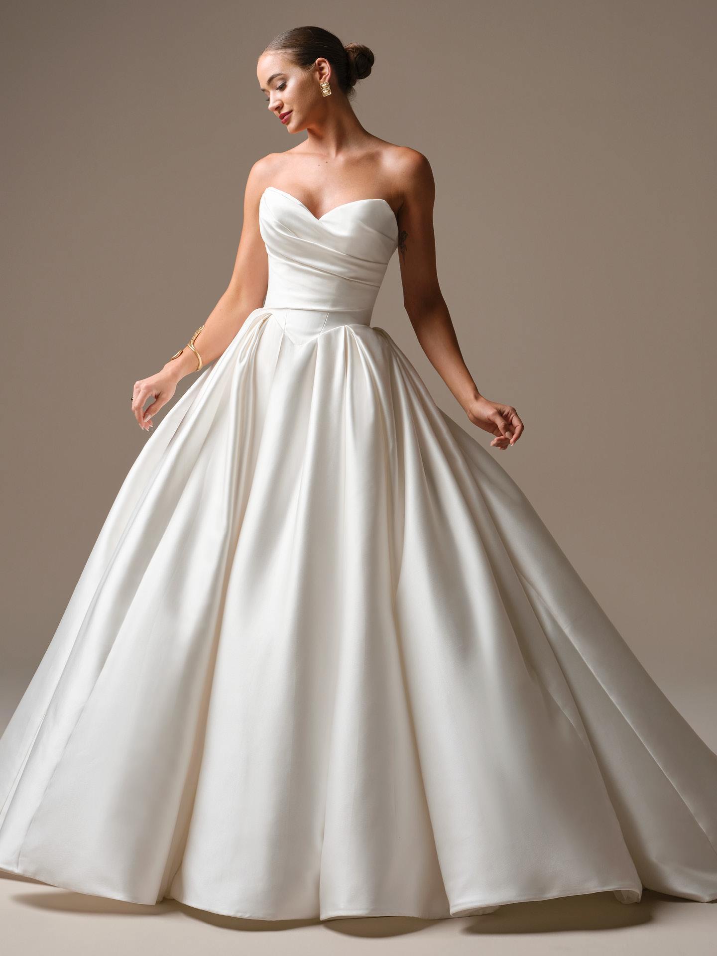 Satin ballgown brudekjole corsage draperinger sweetheart Basque talje hos Maison Lou bridal atelier I køge sjælland danmarks bedste brudebutik. 