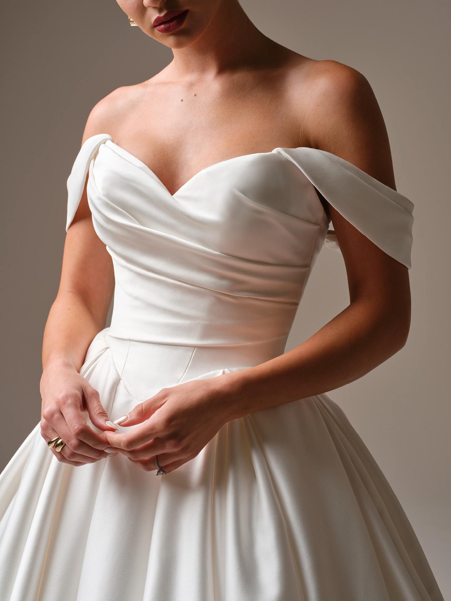 Satin ballgown brudekjole corsage draperinger sweetheart Basque talje hos Maison Lou bridal atelier I køge sjælland danmarks bedste brudebutik. 