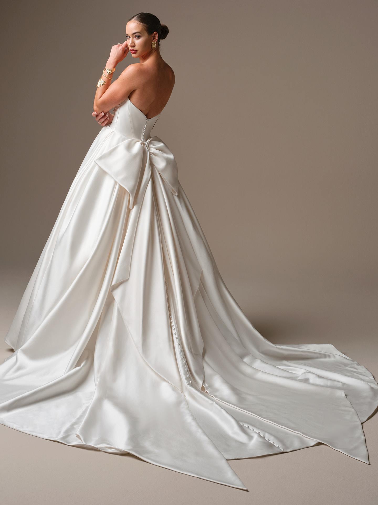 Satin ballgown brudekjole corsage draperinger sweetheart Basque talje hos Maison Lou bridal atelier I køge sjælland danmarks bedste brudebutik. 