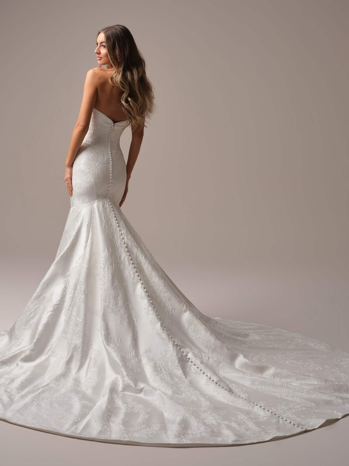 Tætsiddende havfrue satin brudekjole med blomster draperinger corsage sweetheart overskirt hos Maison Lou bridal atelier i køge sjælland danmarks bedste brudekjolebutik. 