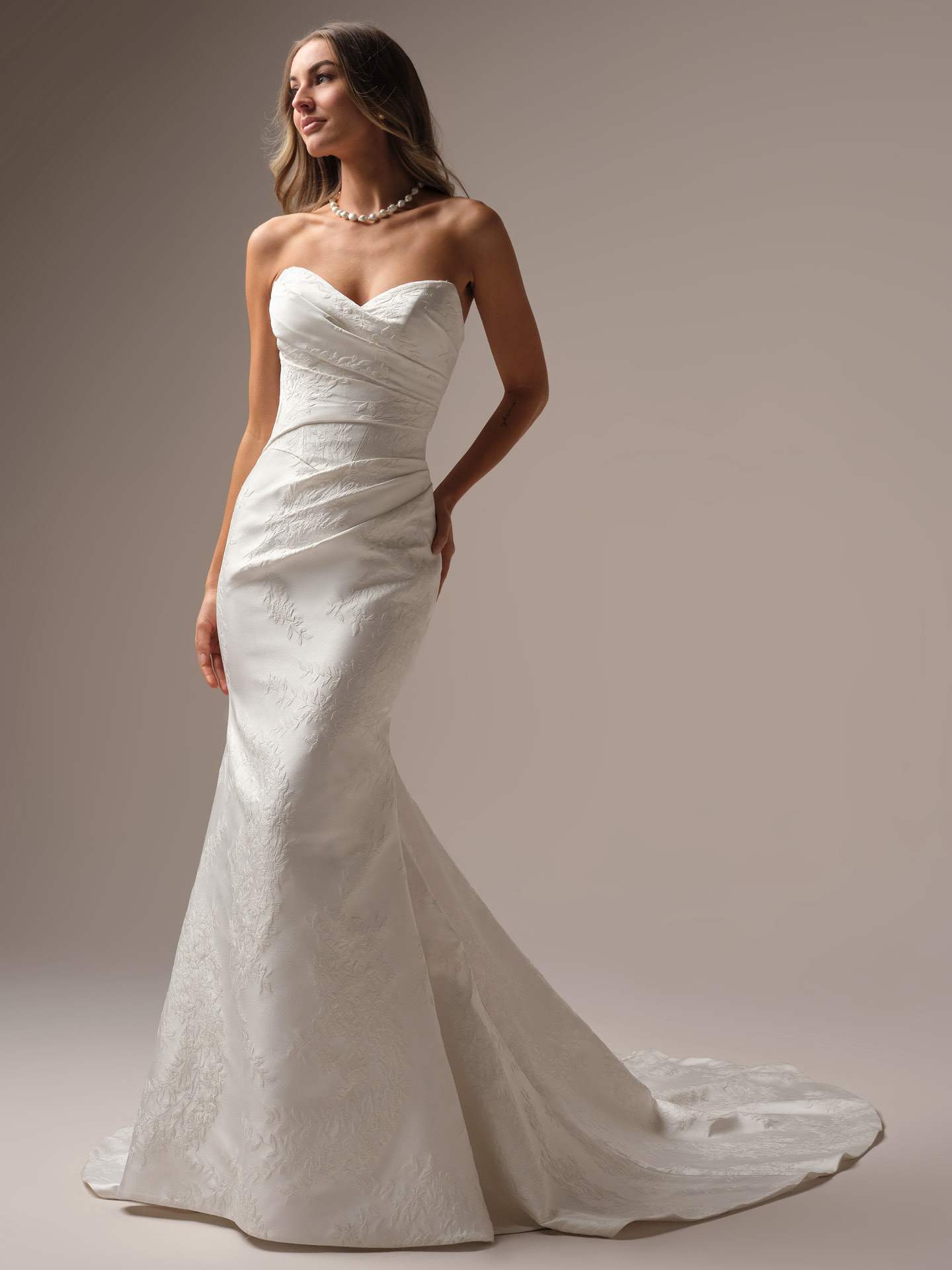 Tætsiddende havfrue satin brudekjole med blomster draperinger corsage sweetheart overskirt hos Maison Lou bridal atelier i køge sjælland danmarks bedste brudekjolebutik. 