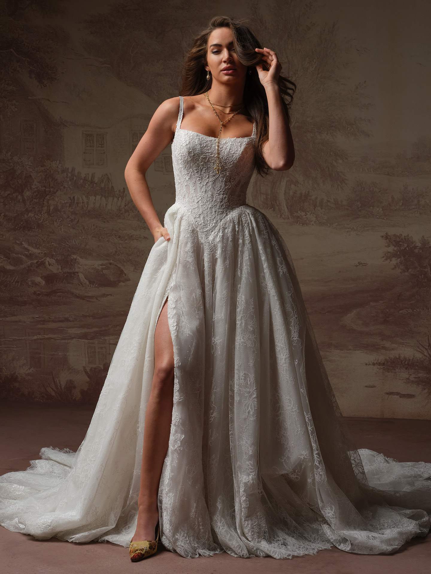 Maggie sottero ivandra chantilly blød blondebrudekjole basque waist talje firkantet udskæring dyb ryg hos Maison Lou bridal atelier I køge sjælland danmarks bedste brudekjolebutik. 