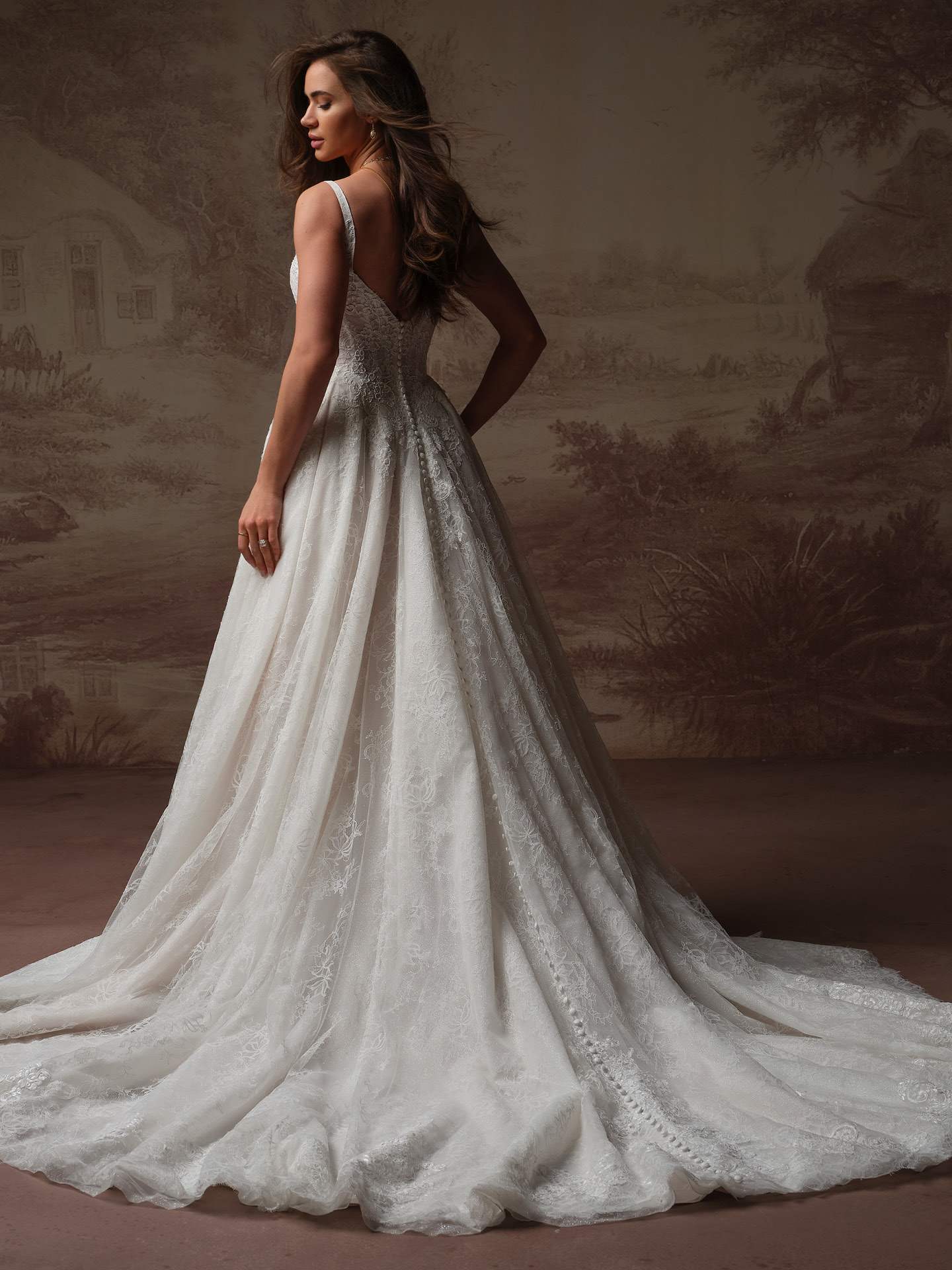 Maggie sottero ivandra chantilly blød blondebrudekjole basque waist talje firkantet udskæring dyb ryg hos Maison Lou bridal atelier I køge sjælland danmarks bedste brudekjolebutik. 