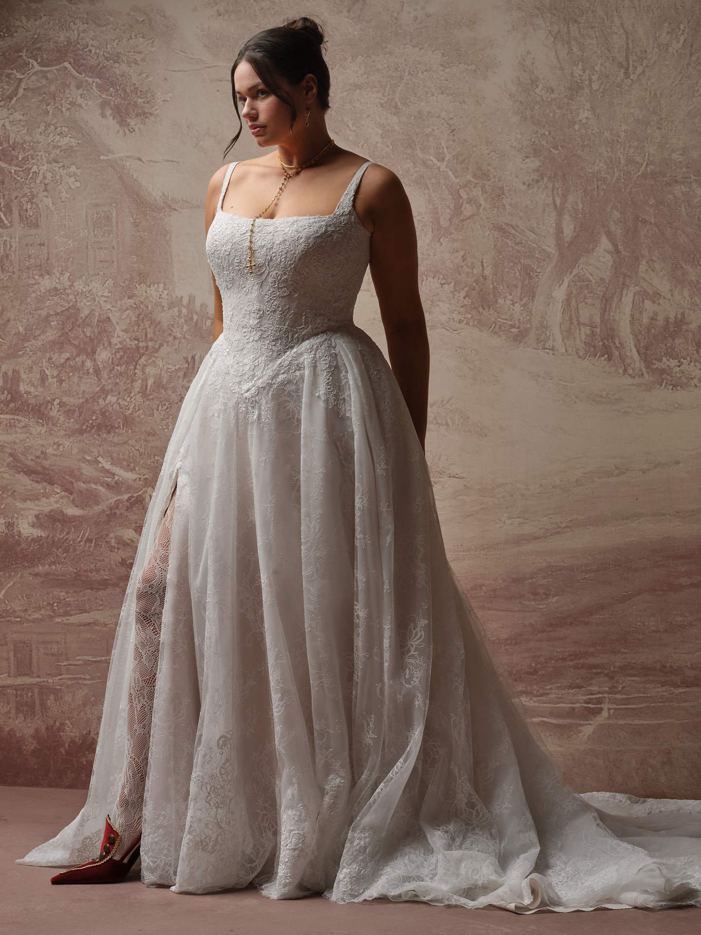 Maggie sottero ivandra chantilly blød blondebrudekjole basque waist talje firkantet udskæring dyb ryg hos Maison Lou bridal atelier I køge sjælland danmarks bedste brudekjolebutik. 