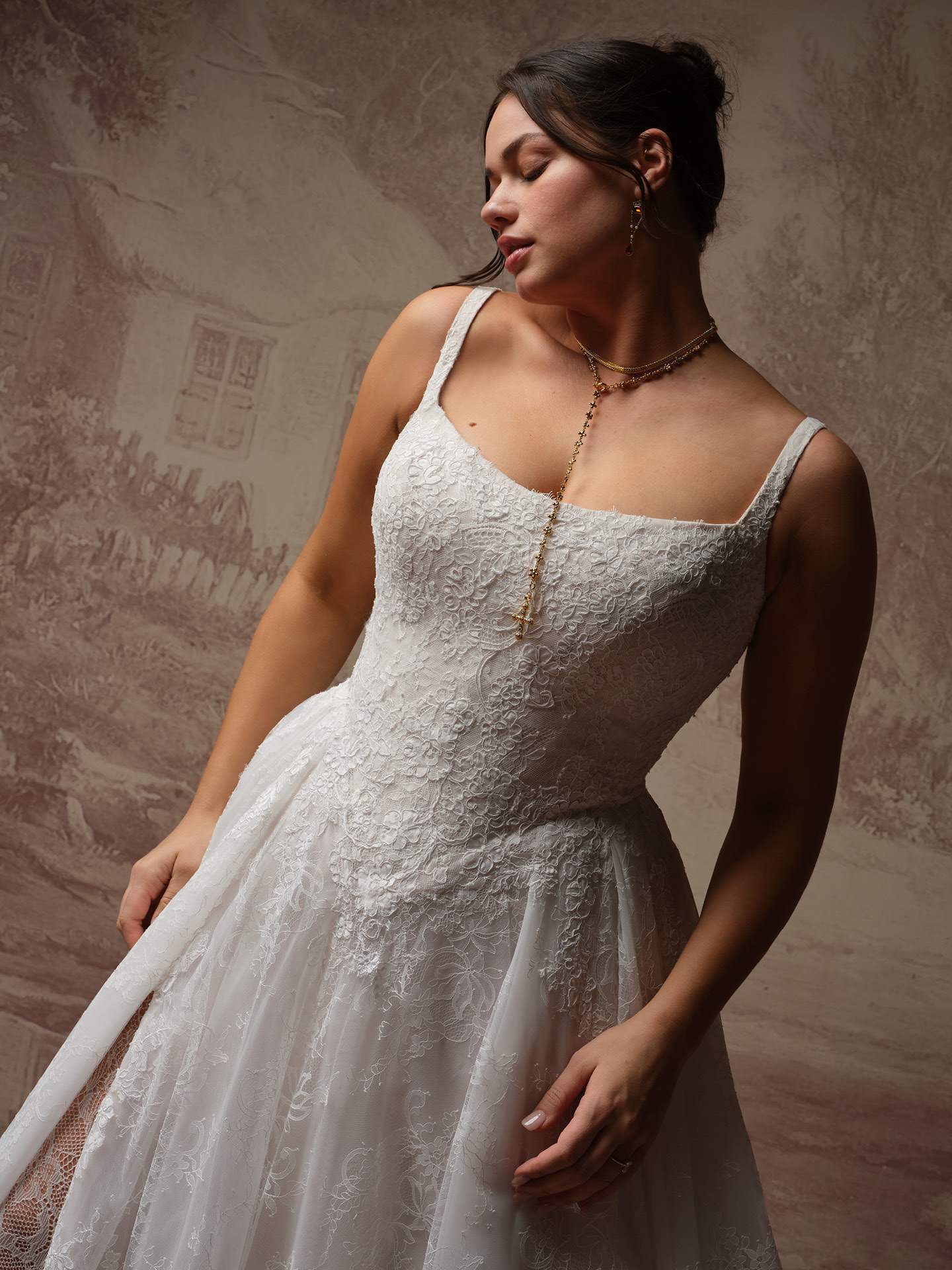 Maggie sottero ivandra chantilly blød blondebrudekjole basque waist talje firkantet udskæring dyb ryg hos Maison Lou bridal atelier I køge sjælland danmarks bedste brudekjolebutik. 
