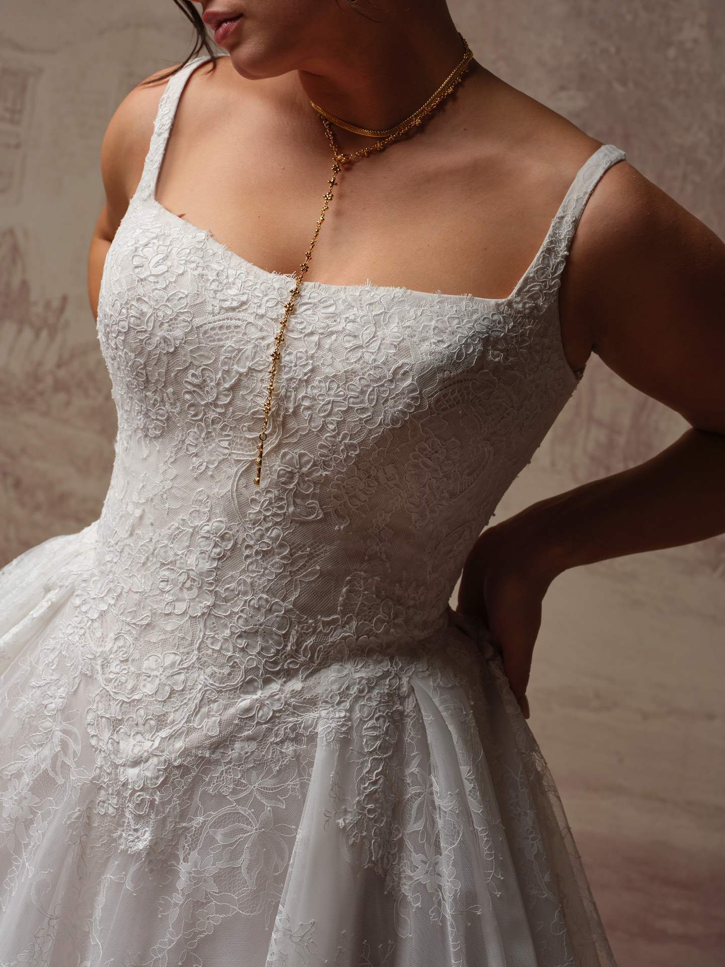 Maggie sottero ivandra chantilly blød blondebrudekjole basque waist talje firkantet udskæring dyb ryg hos Maison Lou bridal atelier I køge sjælland danmarks bedste brudekjolebutik. 