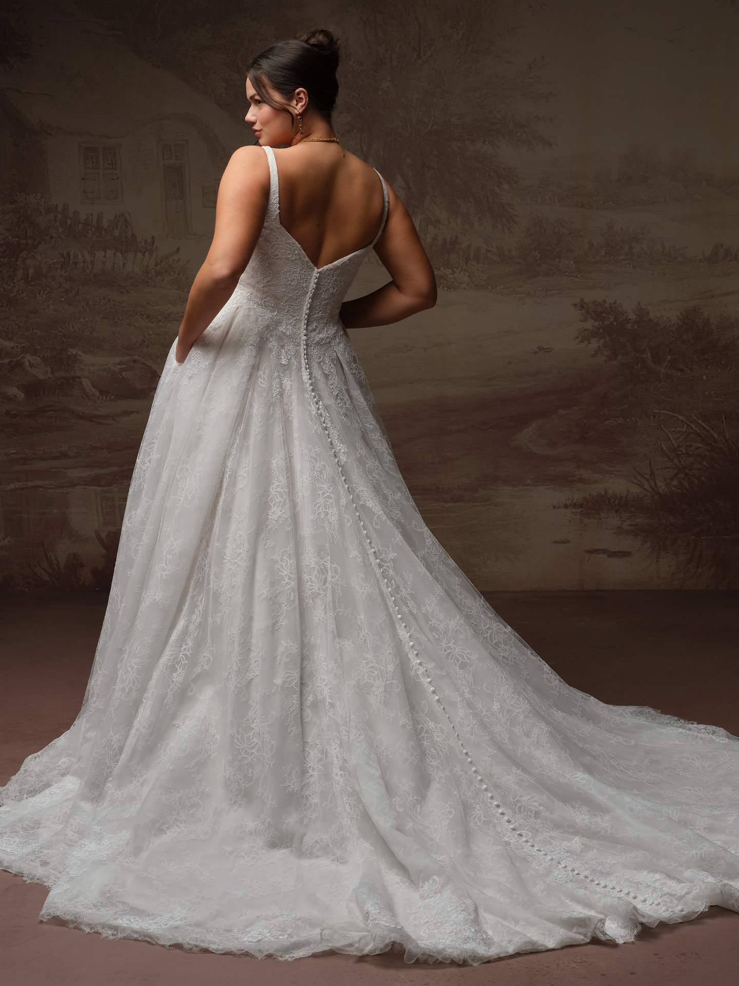 Maggie sottero ivandra chantilly blød blondebrudekjole basque waist talje firkantet udskæring dyb ryg hos Maison Lou bridal atelier I køge sjælland danmarks bedste brudekjolebutik. 