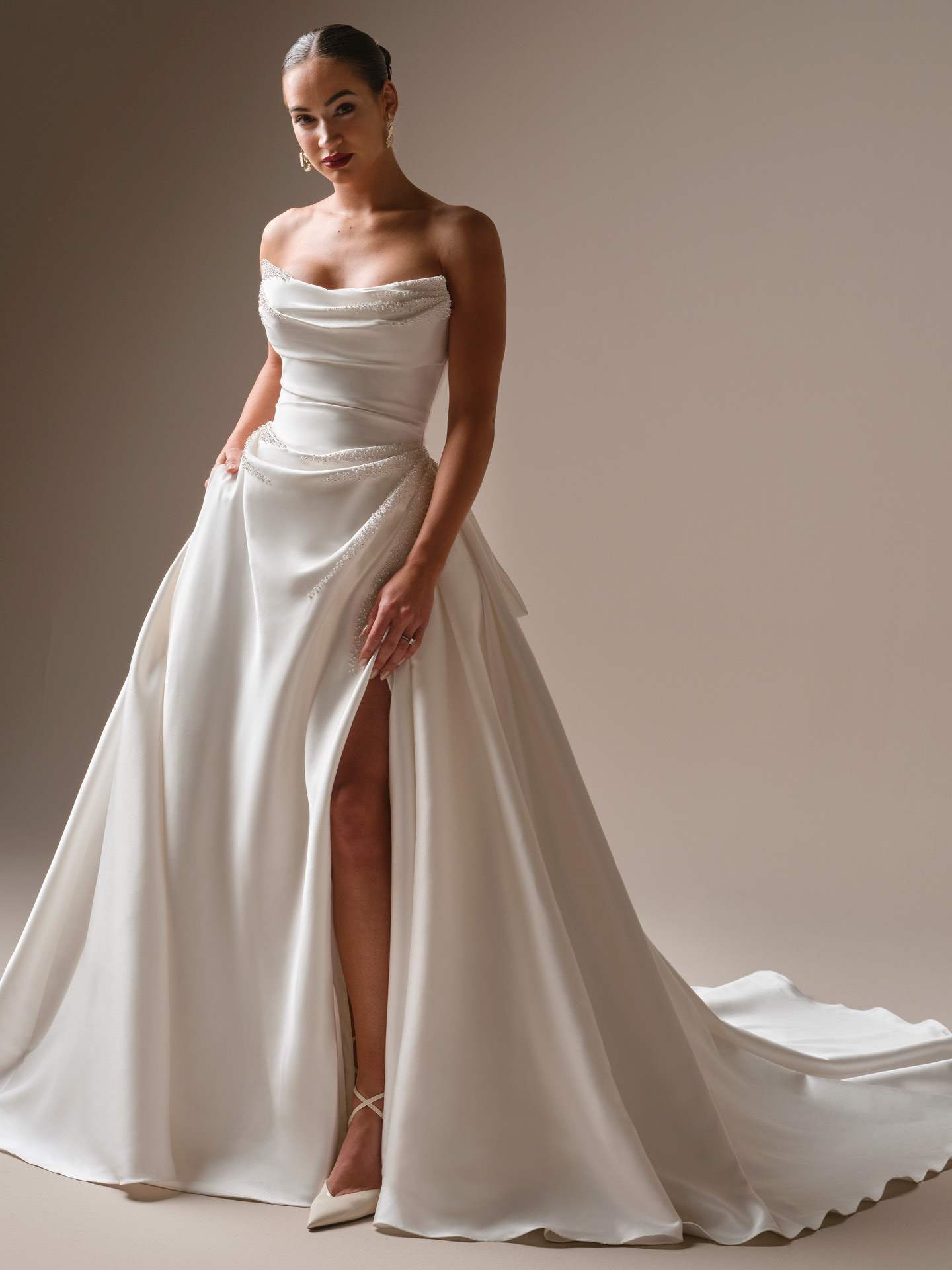Maggie sottero Kincaid draperinger corsage slids satinbrudekjole hos Maison Lou bridal atelier I køge sjælland danmarks bedste brudekjoler. 