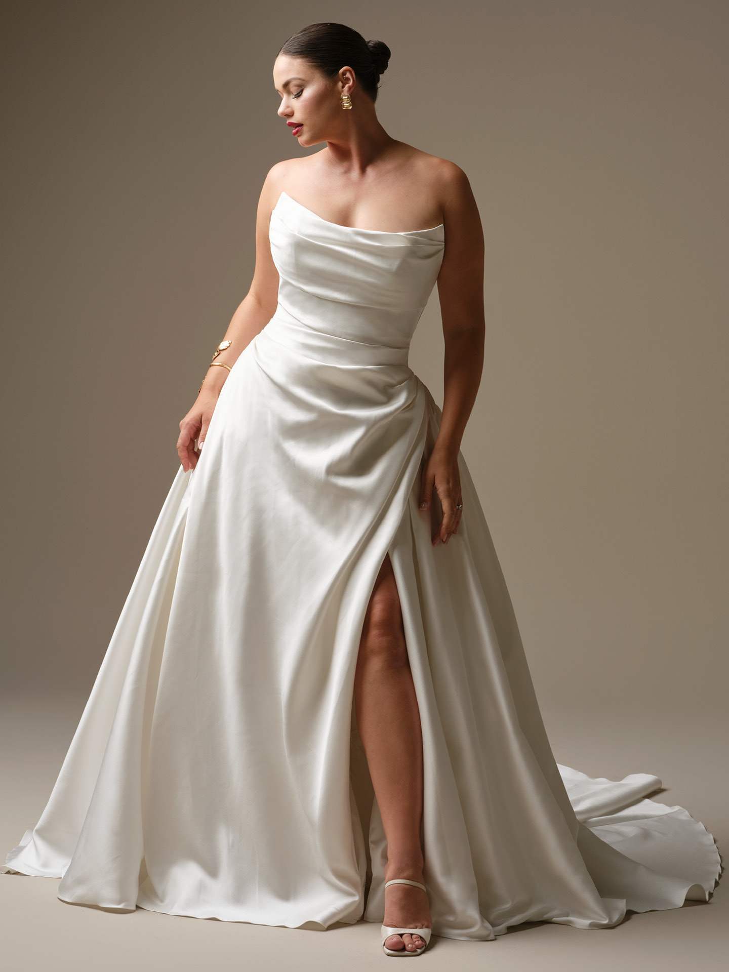 Maggie sottero Kincaid draperinger corsage slids satinbrudekjole hos Maison Lou bridal atelier I køge sjælland danmarks bedste brudekjoler. 