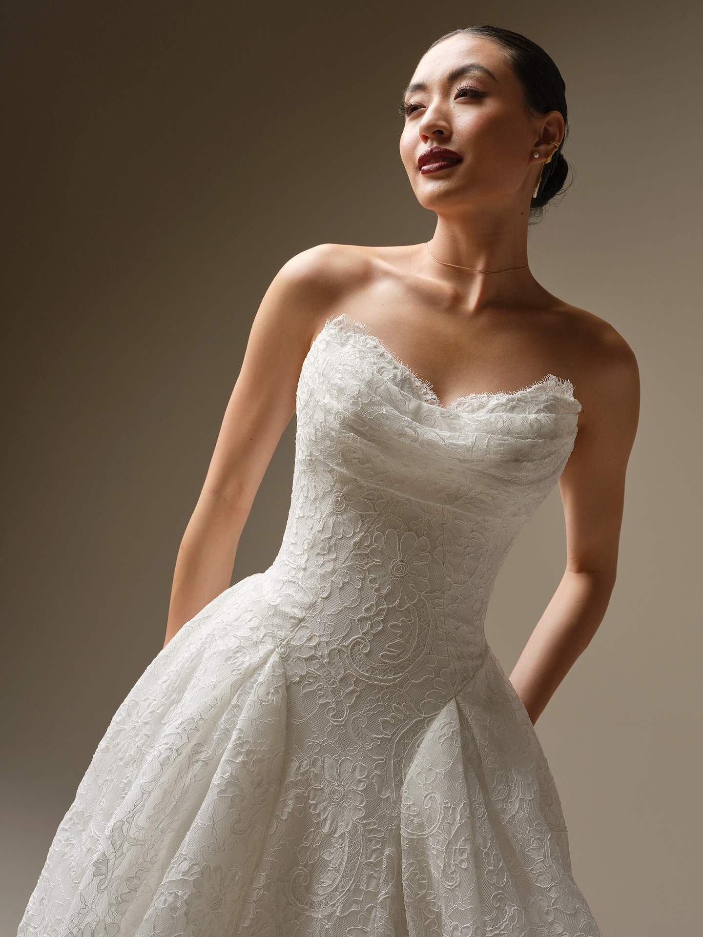 Eksklusiv blondebrudekjole fre Maggie sottero Tamar basque waist talje draperinger hos Maison Lou bridal atelier I køge, sjælland, danmarks bedste brudekjolebutik. 