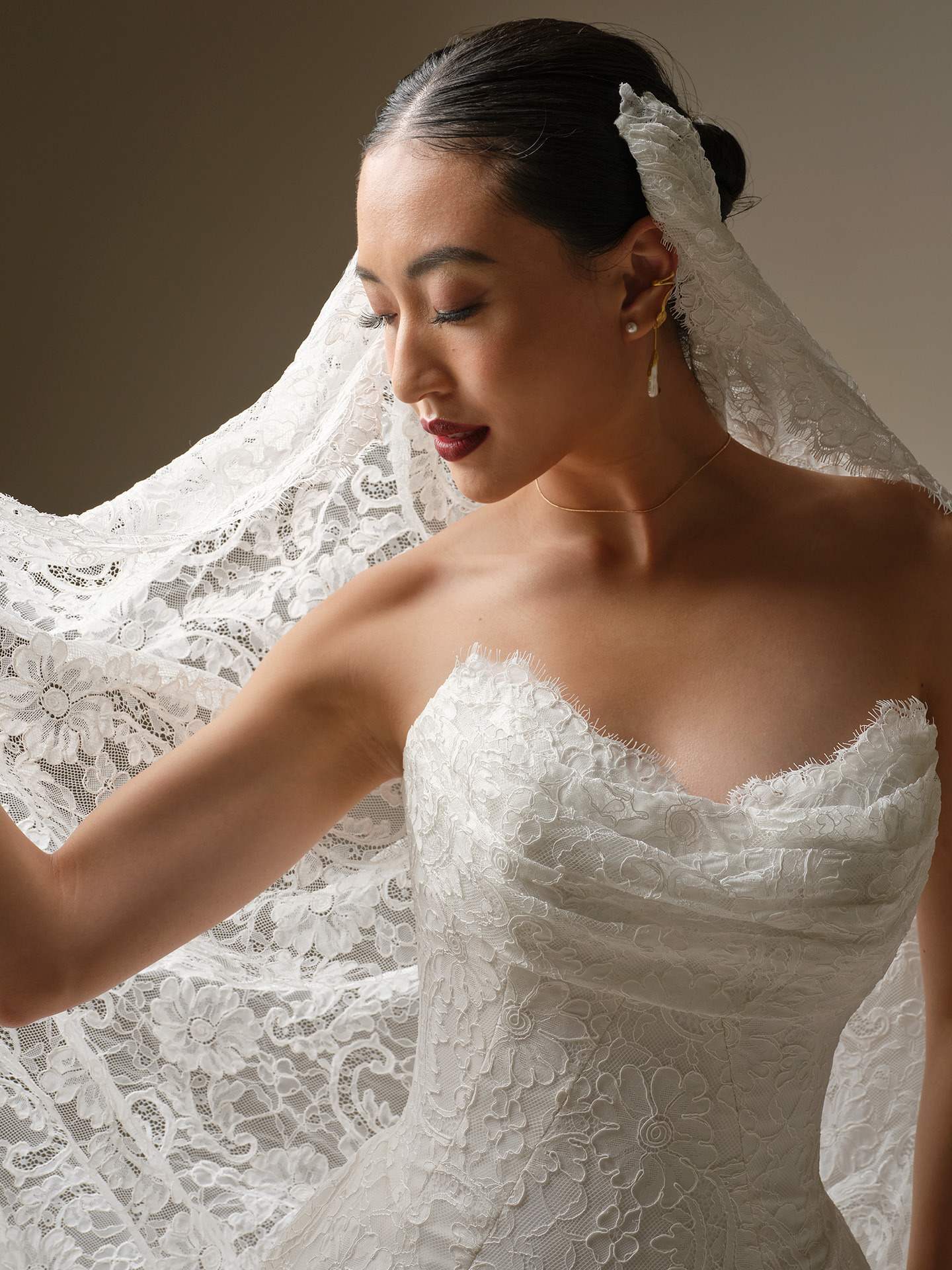 Eksklusiv blondebrudekjole fre Maggie sottero Tamar basque waist talje draperinger hos Maison Lou bridal atelier I køge, sjælland, danmarks bedste brudekjolebutik. 