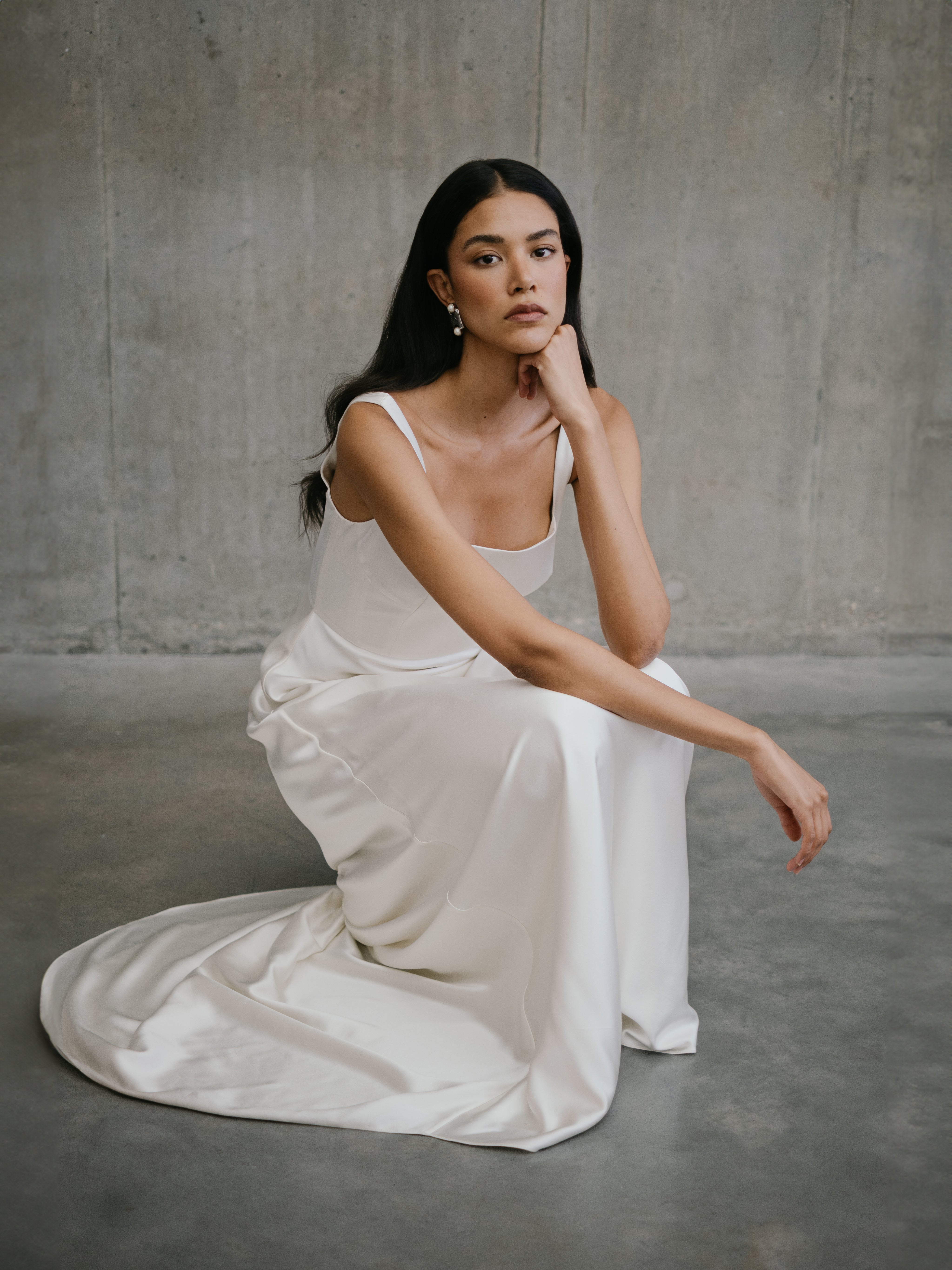 Silkebrudekjole fra unbridled studio eksklusiv brudekjole i silke med a-line skørt hos Maison Lou bridal atelier i Køge, sjælland, danmarks bedste brudekjolebutik.