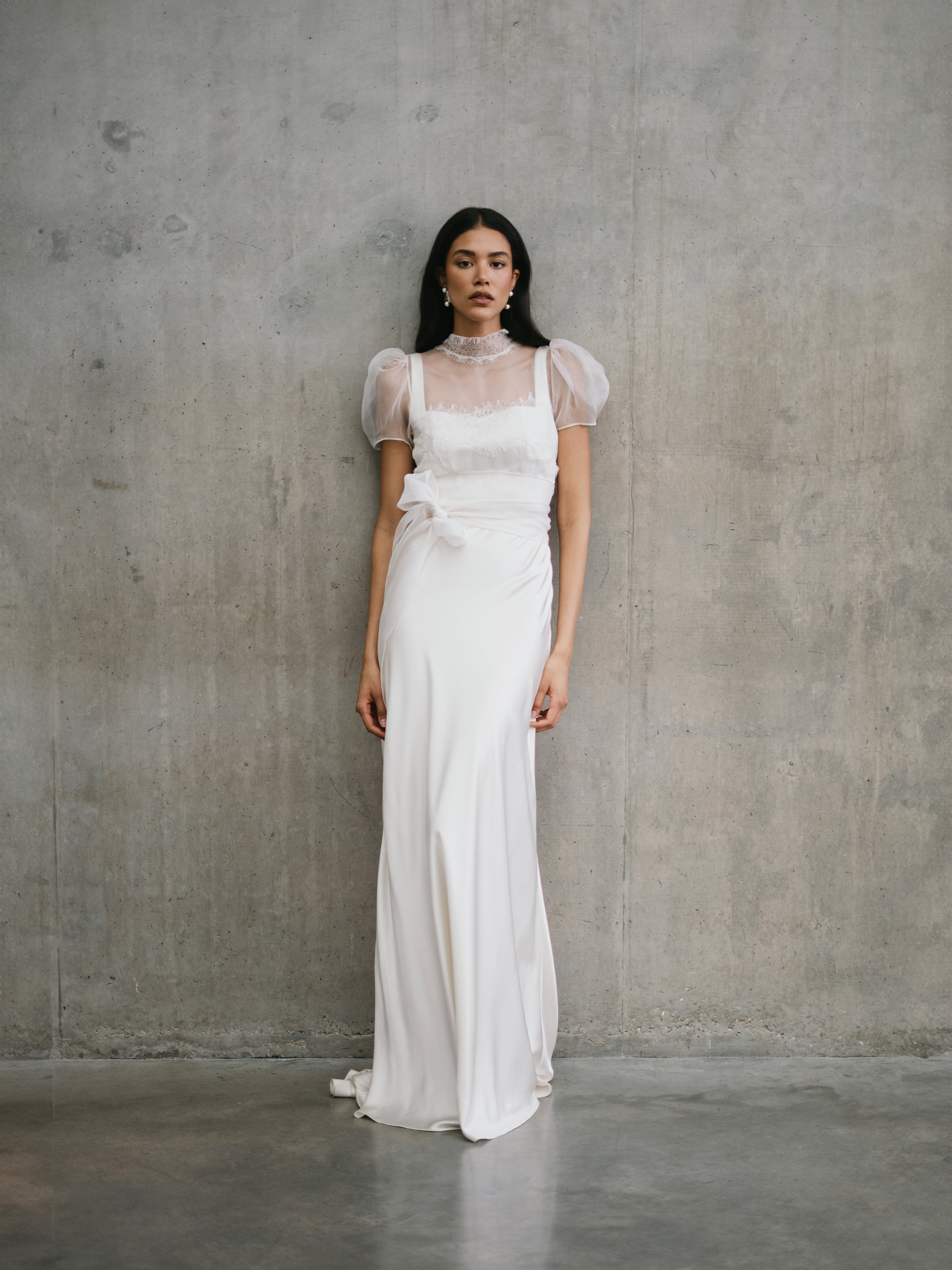 Unbridled cleo bluse top pufærme og blonder med høj hals. eksklusiv brudebluse hos Maison Lou bridal atelier i Køge, sjælland, danmarks bedste brudekjoleforretning. 