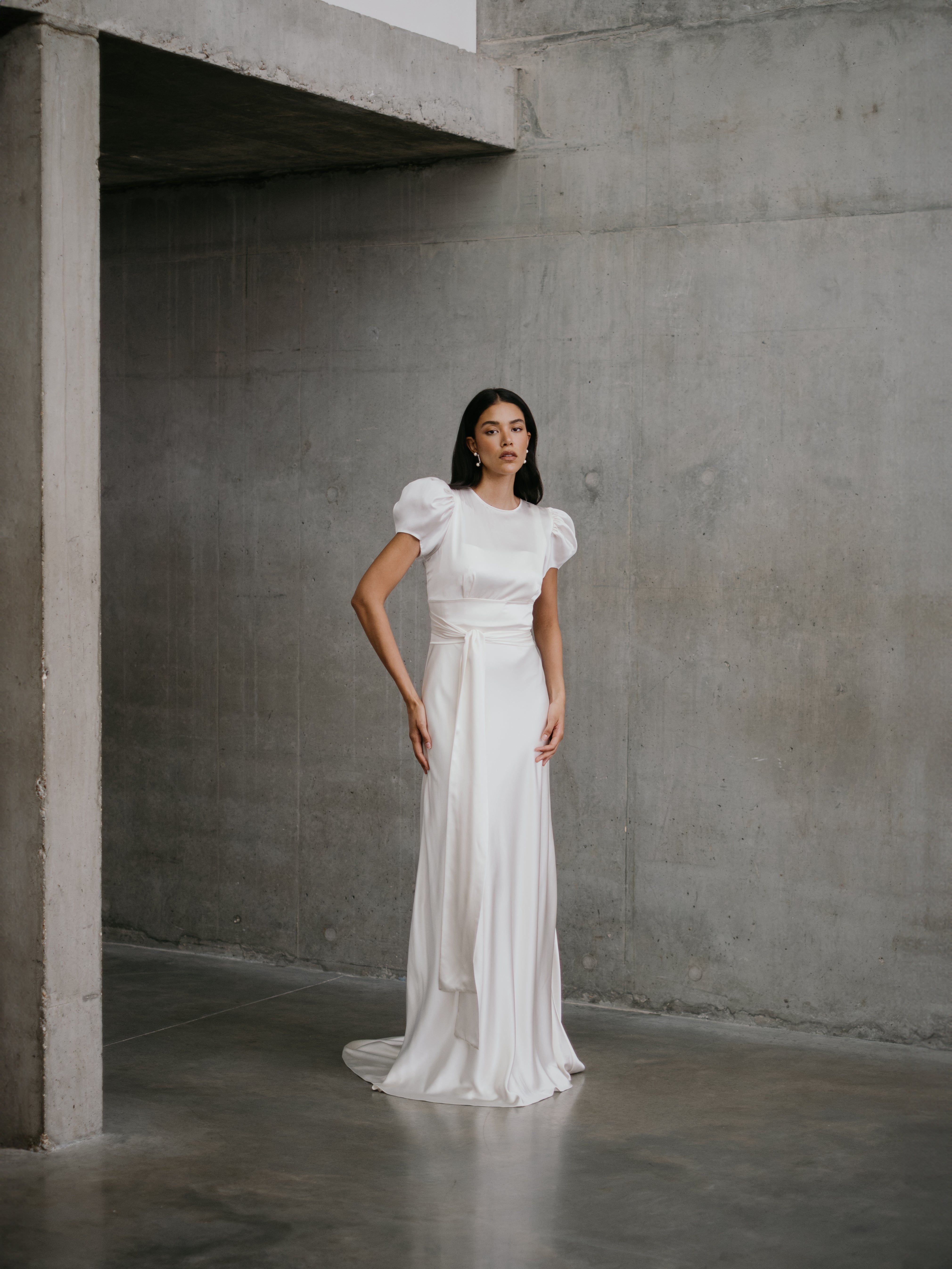 silkebluse fra unbridled studio sløjfe pufærme eksklusive bluse hos Maison Lou bridal atelier køge, Sjælland, danmarks bedste brudekjolebutik.