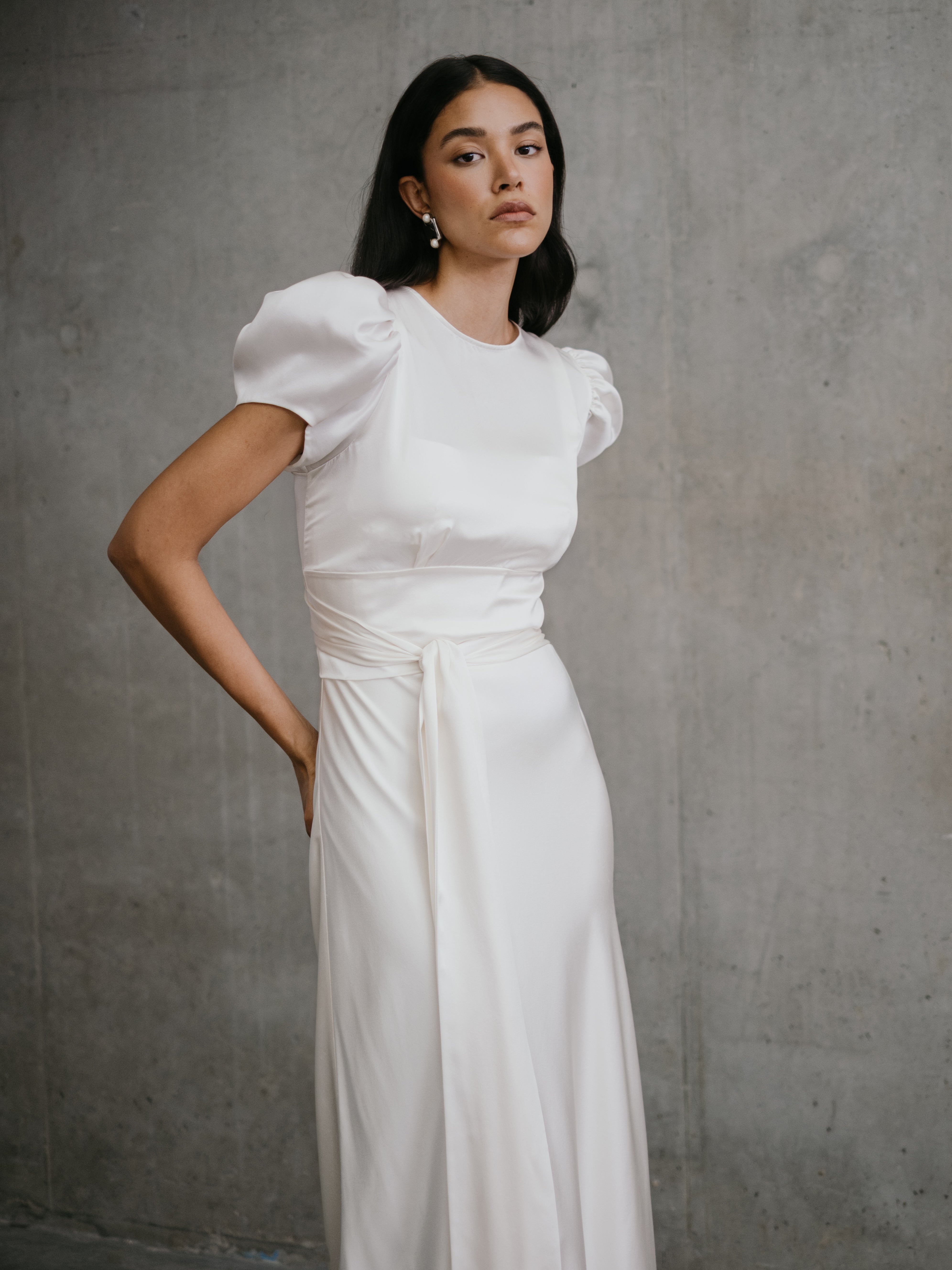 silkebluse fra unbridled studio sløjfe pufærme eksklusive bluse hos Maison Lou bridal atelier køge, Sjælland, danmarks bedste brudekjolebutik.