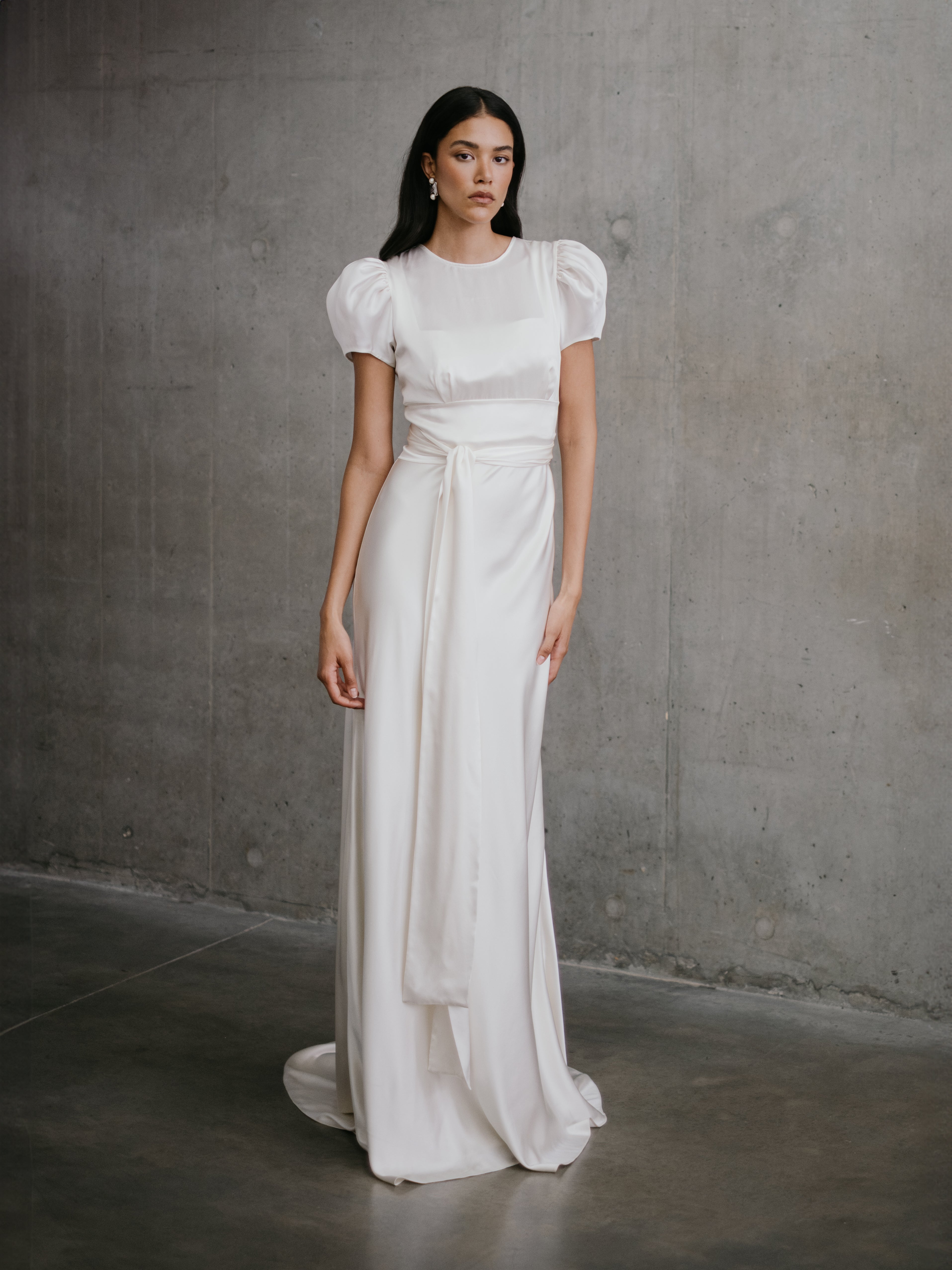 silkebluse fra unbridled studio sløjfe pufærme eksklusive bluse hos Maison Lou bridal atelier køge, Sjælland, danmarks bedste brudekjolebutik.