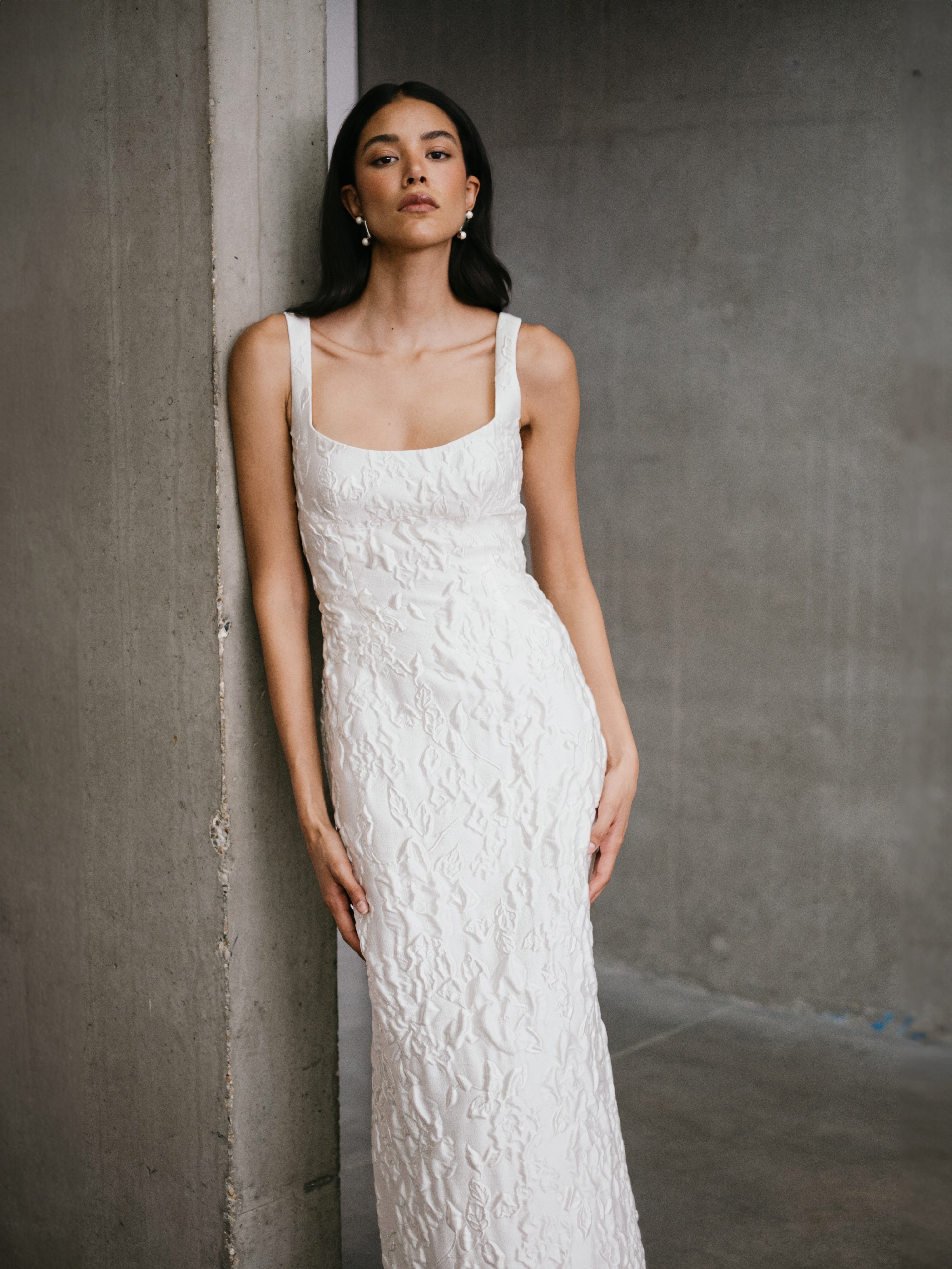 Unik eksklusiv brudekjole fra unbridled studio corsage søjleform udenslæb struktureret materiale hos Maison Lou bridal atelier i køge, sjælland, danmarks bedste brudekjolebutik.