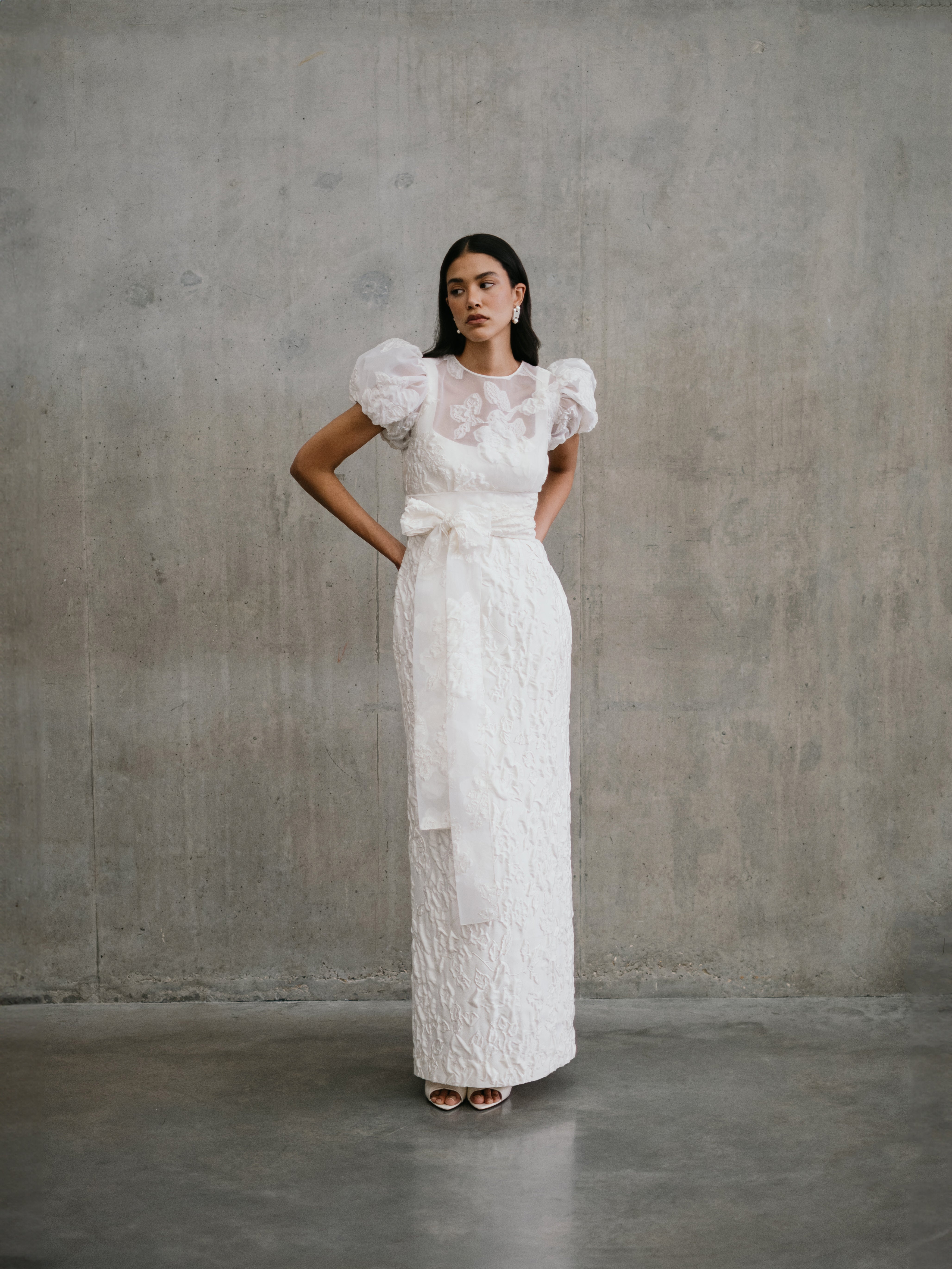 Unik eksklusiv brudekjole fra unbridled studio corsage søjleform udenslæb struktureret materiale hos Maison Lou bridal atelier i køge, sjælland, danmarks bedste brudekjolebutik.