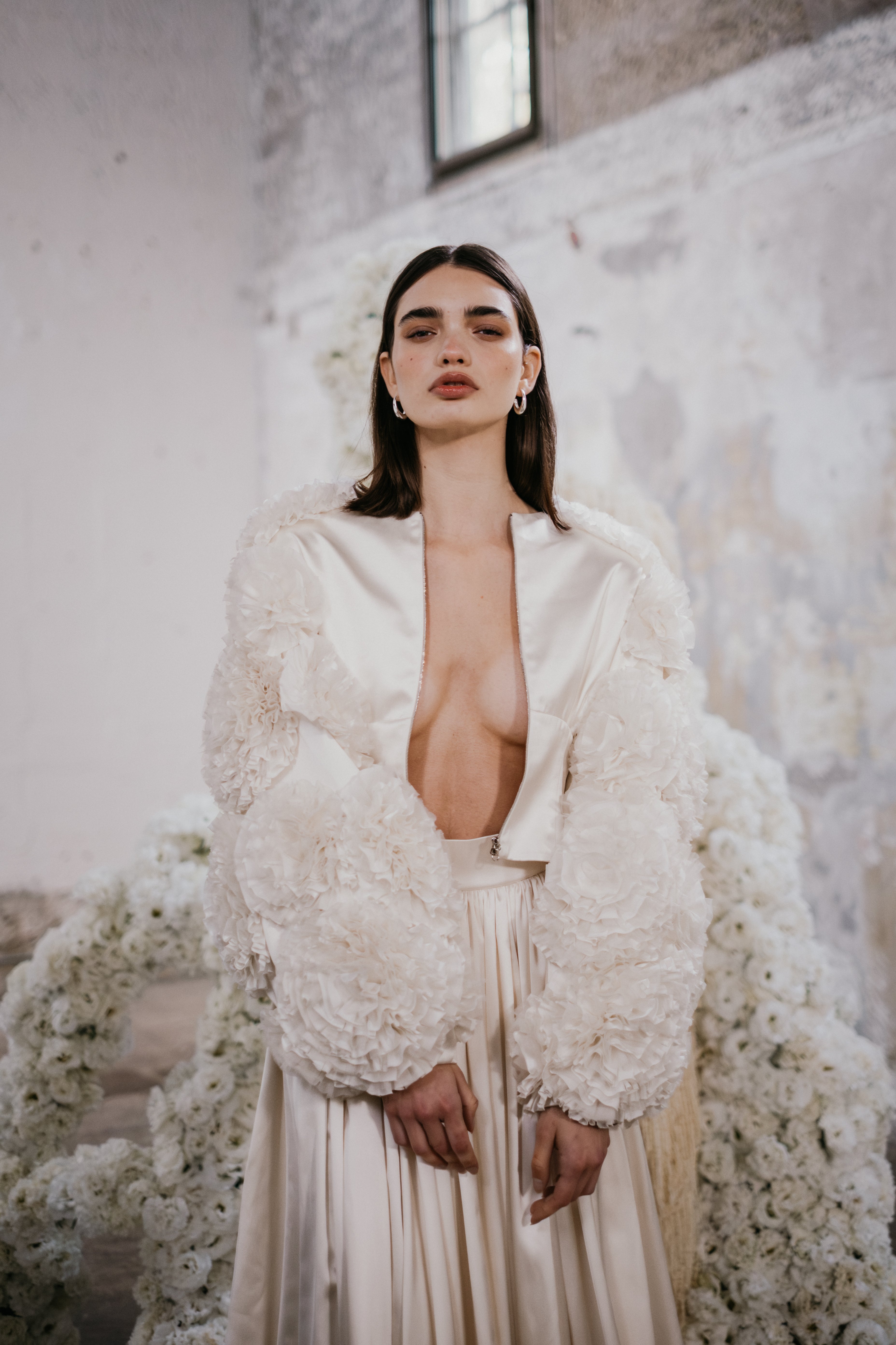 Unbridled studio bomber jakke blomster brudejakke bryllupsjakke hos Maison Lou bridal I køge, sjælland, danmarks bedste brudekjolebutik