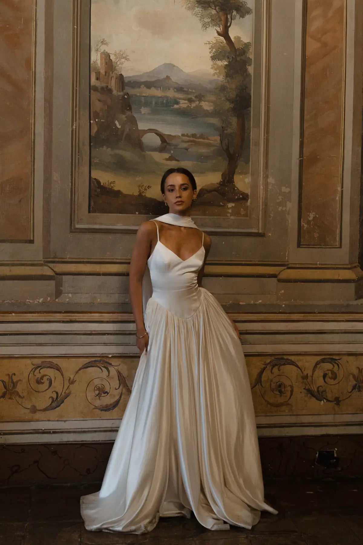 eksklusiv silkebrudekjole fra bridalstory Basque waist talje, tynde stropper eksklusiv silke hos Maison Lou bridal atelier i køge, sjælland, danmarks bedste brudekjolebutik. 