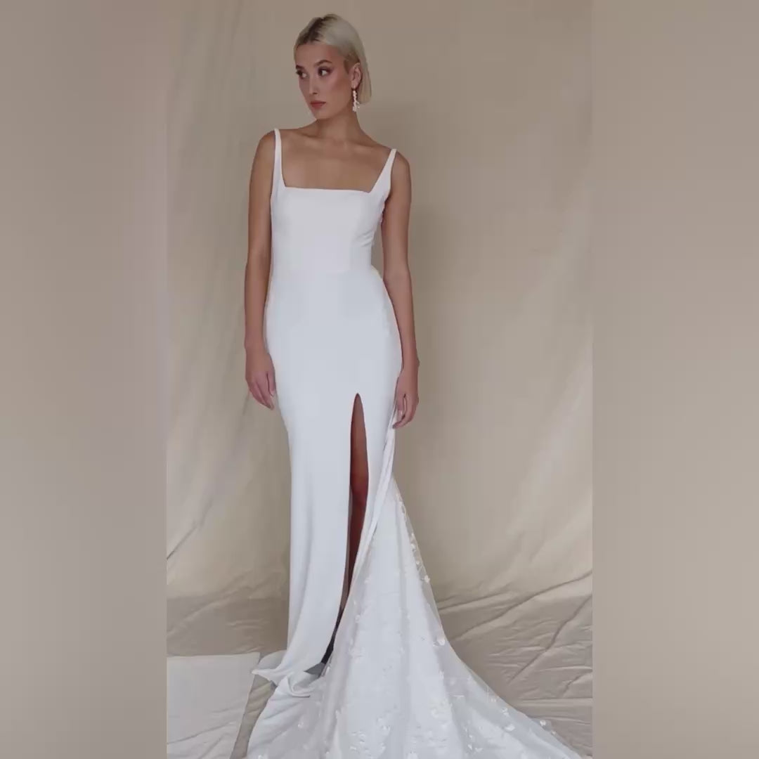 eksklusiv silkebrudekjole med blondedetaljer, tætsiddende, havfruesnit, mermaid med blonde I slæbet, hos Maison Lou bridal atelier i Køge, sjælland, danmarks bedste brudekjolebutik. 