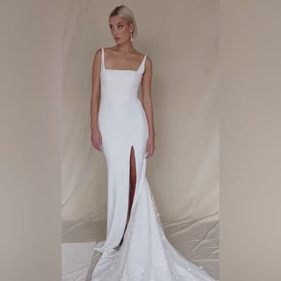 eksklusiv silkebrudekjole med blondedetaljer, tætsiddende, havfruesnit, mermaid med blonde I slæbet, hos Maison Lou bridal atelier i Køge, sjælland, danmarks bedste brudekjolebutik. 